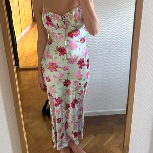 Gina klänning - Så söt klänning från Gina. Använd en gång. Super liten reva som knappast syns (bild 4), annars ser den ut som ny. 🥰