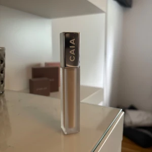 CAIA Concealer 1W - CAIA It's Iconic Satin Radiant Concealer i nyansen 1W. Ger en naturlig finish och är perfekt för att ljusa upp under ögonen eller täcka ojämnheter. Nyansen är ljus men inte krit-vit som den ser ut på hemsidan. Använd 1 gång och det var på handen. Säljer då den aldrig kommer till användning🩷 