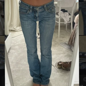 Miss me bootcut lowrise jeans - Säljer mina älskade bootcut jeans från Miss Me. Dem har tyvärr blivit för stora :( defekt visas på sista bilden, men är personligen ingenting jag tänker på när dem väl sitter på. Hur fina som helst😊💗💗💗