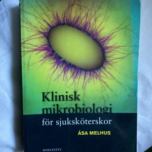 Klinisk mikrobiologi för sjuksköterskor - kursbok säljes! - Väldig nödvändig för all personal inom hälso och sjukvård. Idealt för sjuksköterskor och läkare - likaså för tandvårdspersonal. Den här boken ger en tydlig introduktion till mikrobiologi med fokus på kliniska tillämpningar. Boken har märkbart (omslaget) haft flera ägare, dock är insidan relativt väldigt bra bevarat. Första uppl.