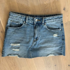 Blå jeanskjol  - Snygg blå jeanskjol som jag klippt nyligen, den går därför att göra mer ”fransig” och ”sliten” nertill. Supersnygg till sommaren💕💕