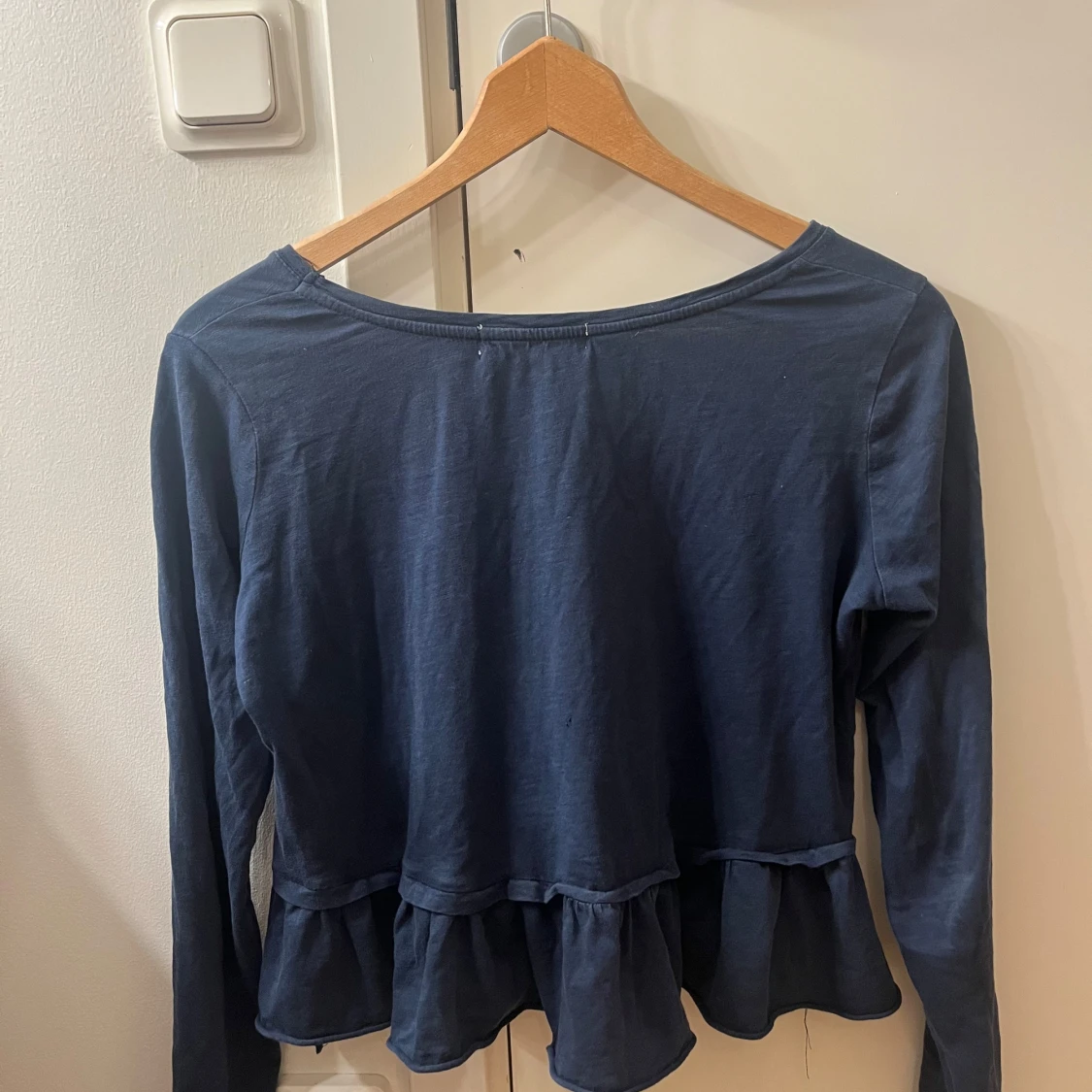 Mörkblå volangtröja från Bondelid - 2