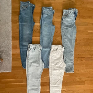 Jeans - De första två jeansen från vänster är skinny, resterande är straight/mom.  Ett par 40kr! Skriv privat för fler bilder eller storlek🥰  Första jeansen uppe till vänster är från pull&bear.