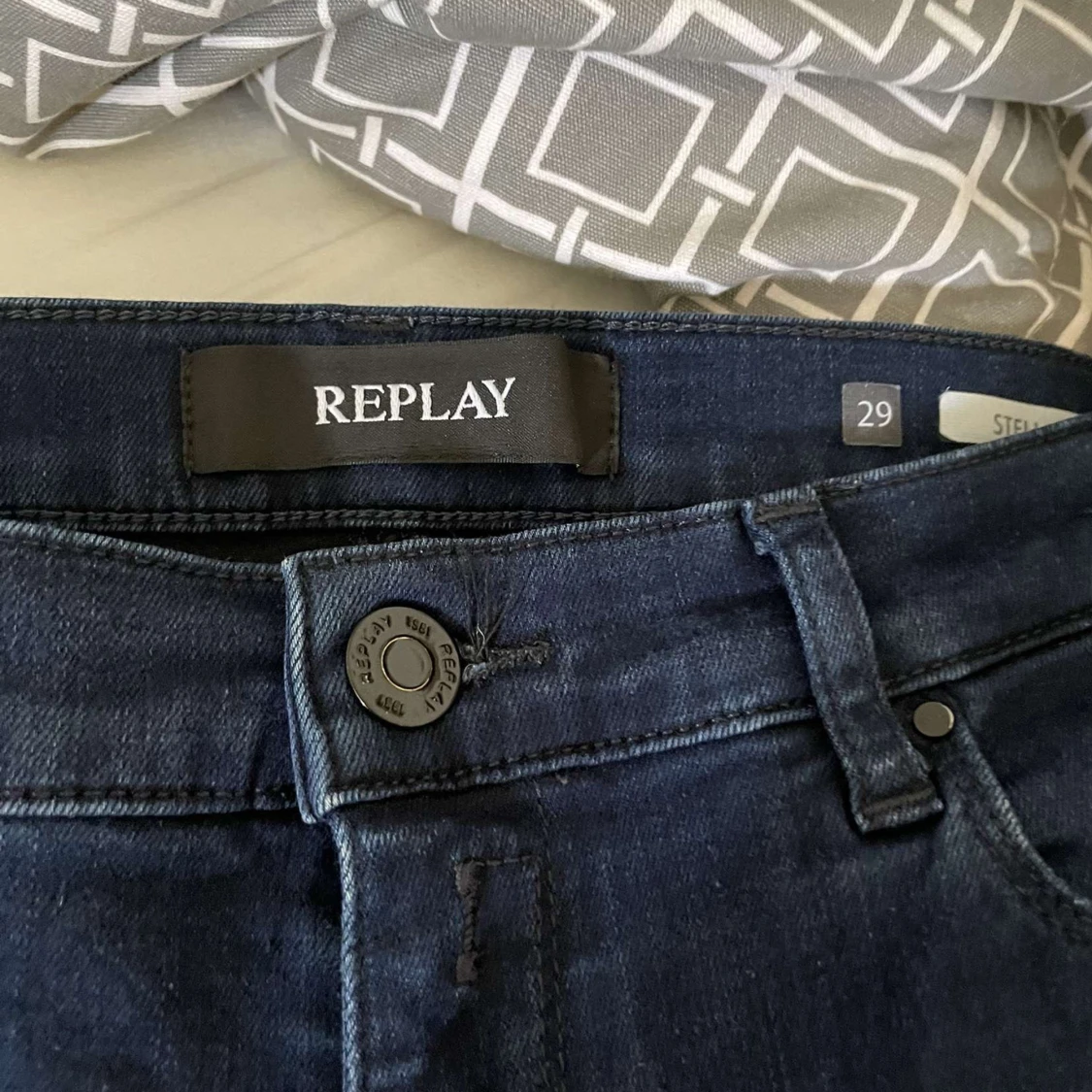 Mörkblå bootcut lowwaisted jeans från Replay - 3