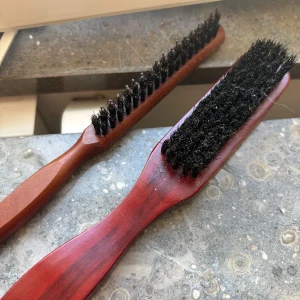 2 st hårborstar i trä - Perfekta för att reda ut håret skonsamt och ge naturlig glans. Borstarna är sparsamt använda och i bra skick. Passar både kort och långt hår – unisexmodell. Inga skador eller defekter.