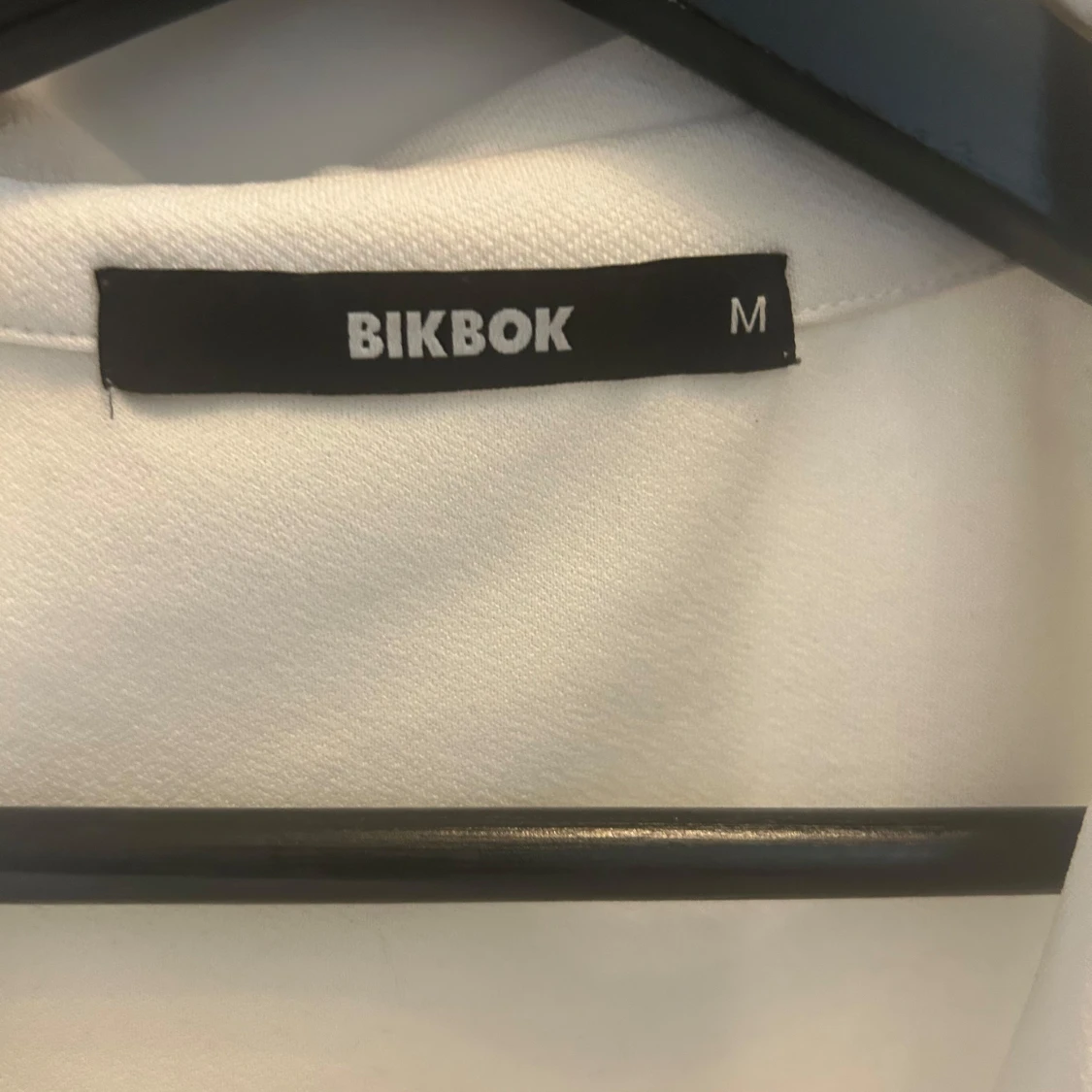 Vit långärmad skjorta från BikBok - 1