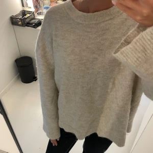 Beige stickad  tröja - Superfin stickad beige tröja. Skriv om ni har frågor💞