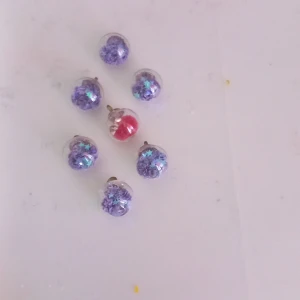 Glaskulor berlocker - Glaskulor i färgerna lila och rosa