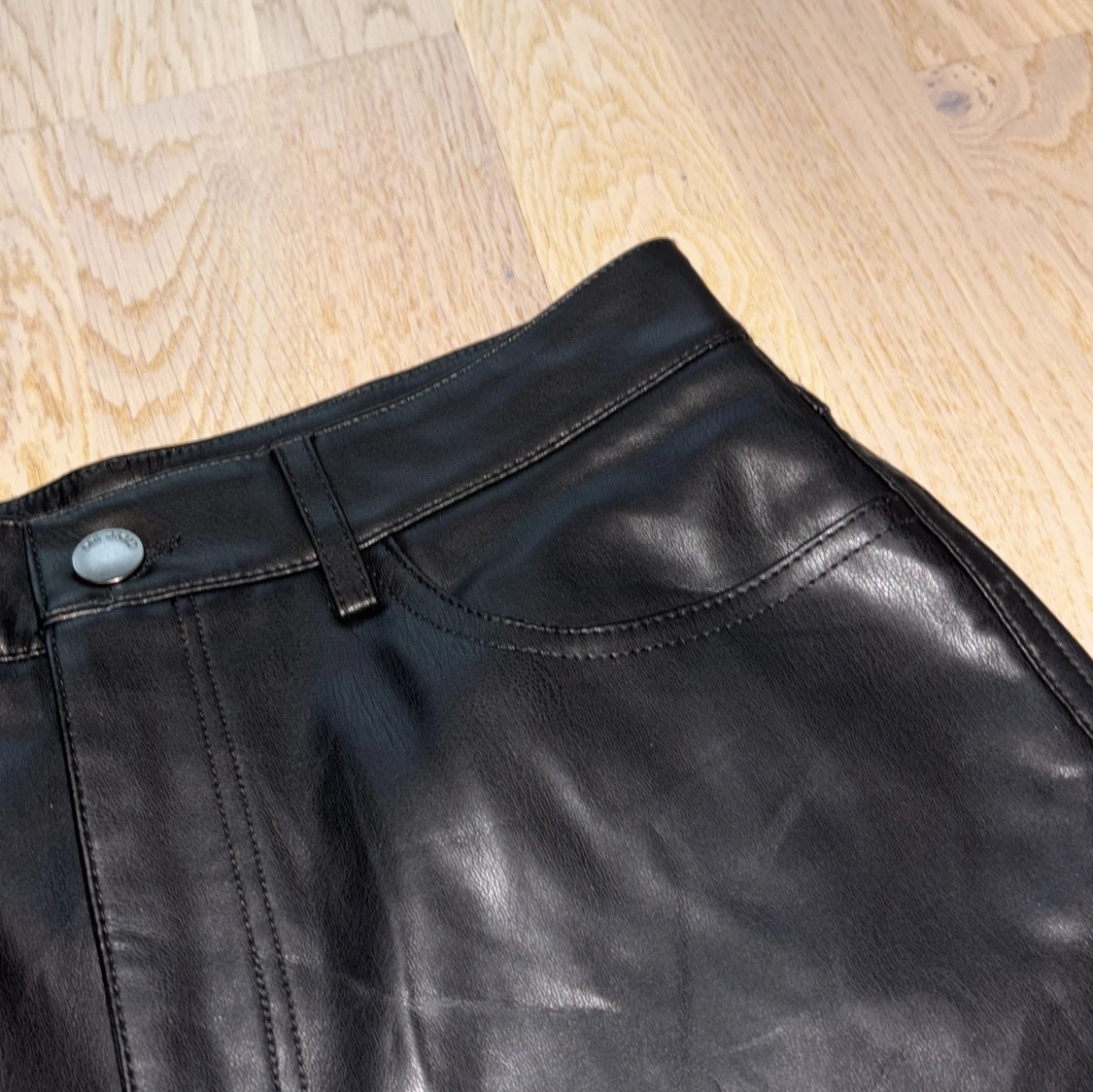 Svarta raka byxor i skinnlook MNG - 1