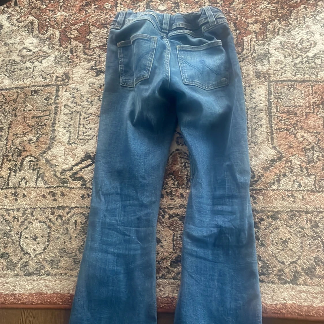 Blå lågmidjade bootcut jeans från Gina Tricot - 1