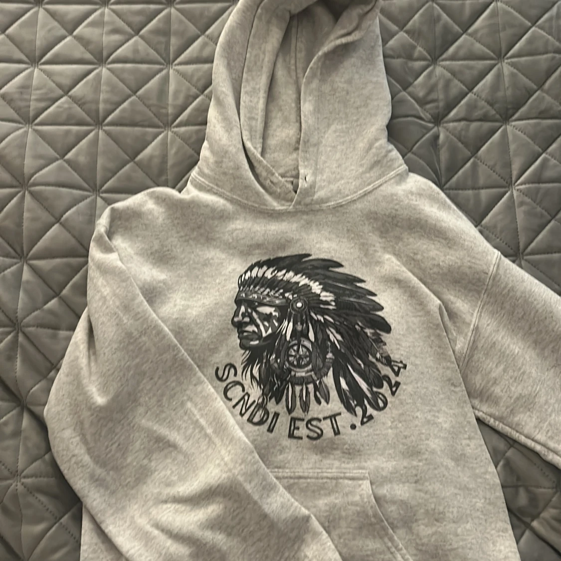 Grå hoodie med tryck från scandi