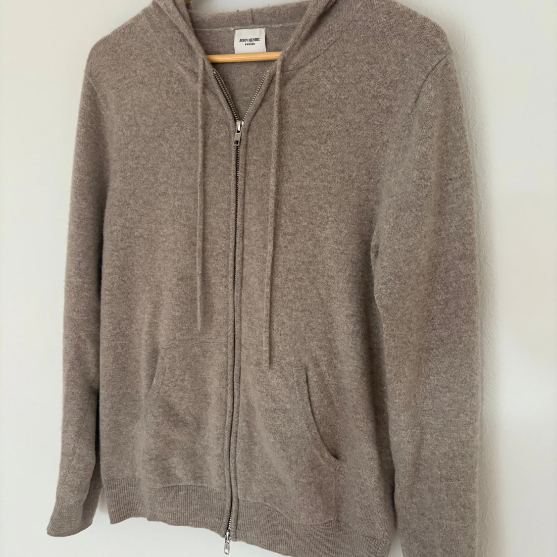 Beige kashmirhoodie från John Henric - 1