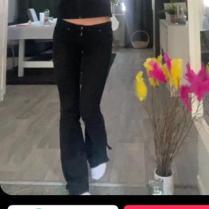 ONLY TALL ONLCORAL - Super låg midjade svarta jeans ifrån ONLY i storlek 26/38, passar mej som är ca 173cm lång och brukar bära XS/S🙏💝 Litet hål under ena bakfickan men inget man tänker på går även att sy igen lätt. Modellen på jeansen heter ”only tall - ONLCORAL”