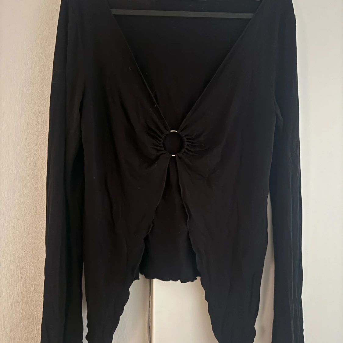Svart långärmad topp med ringdetalj