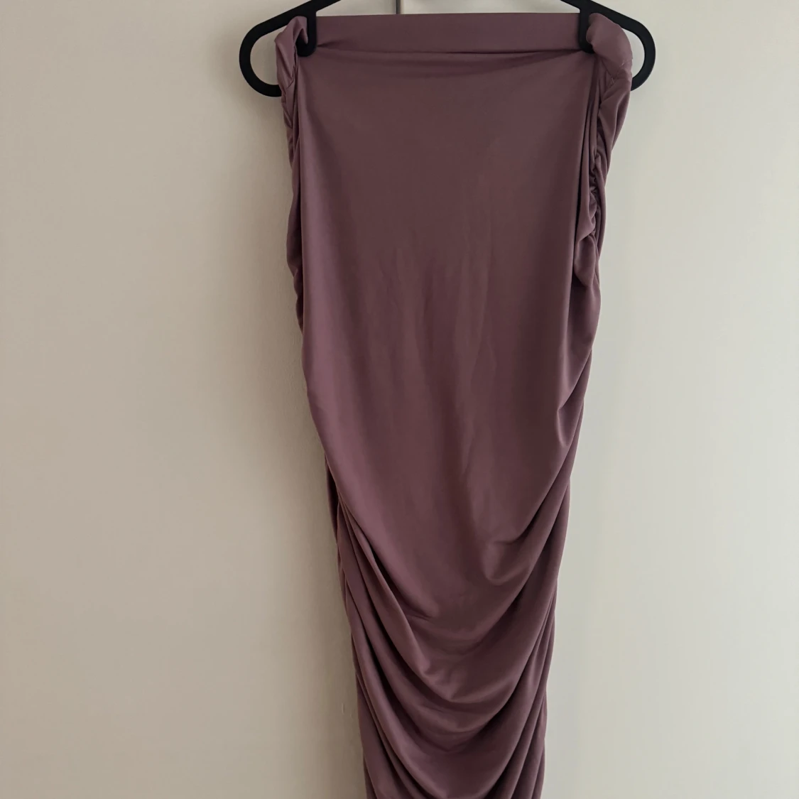 Långlila draperad klänning