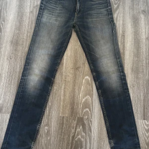 Levis 519 Jeans - Snygga Levis 519 jeans i mörkblå tvätt med slitningar och klassiska bakfickor
