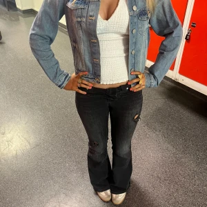 Svarta jeans - Knappt använda svarta jeans från stradivarius