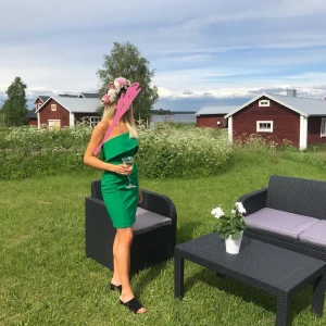 Grön offshoulder klänning Lavish Alice - Off Shoulder klänning från Lavish Alice köpt för 1200kr. Endast använd 1 gång så den är som ny 💚
