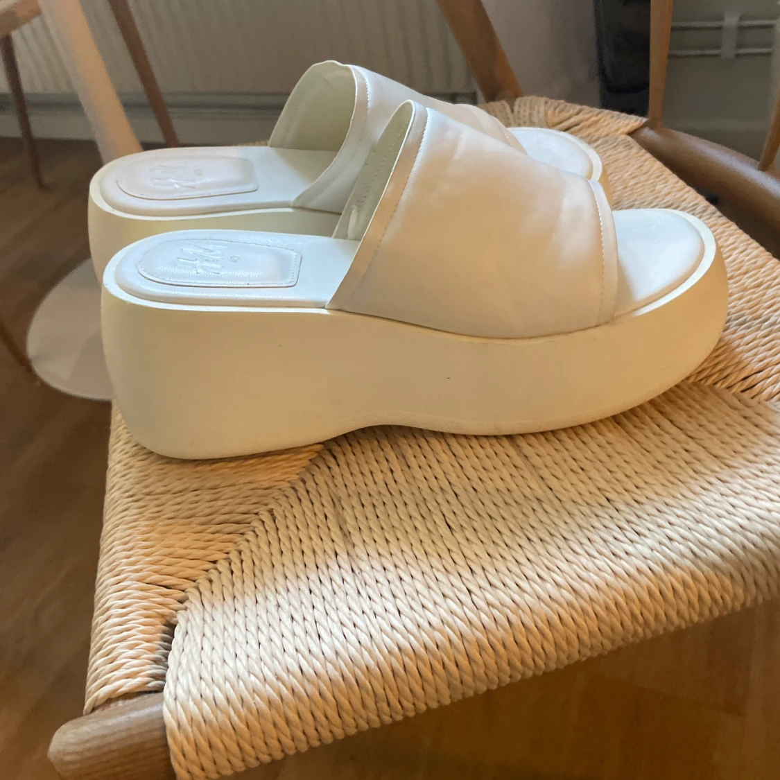 Vita platåsandaler - 1