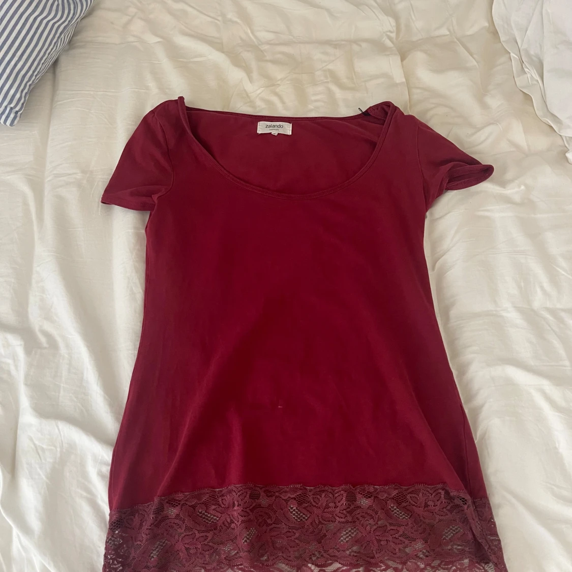 Vinröd topp med spetskant - 2