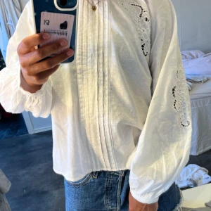 Blus från hm - Superfin blus från hm som köptes nyligen men har tyvärr inte kommit till användning. Nypriset är ungefär 550kr och säljer för 350😊🍏