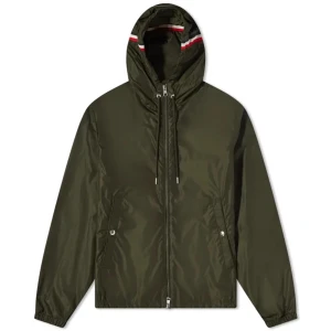 Moncler grimpeurs zip hooded windbreaker - Snygg mörkgrön vindjacka från Moncler med huva och dragsko, dragkedja framtill och två fickor med tryckknappar. Jackan har Moncler-logga på ärmen och elastiska muddar vid ärmslut. Perfekt för dig som vill ha en stilren och sportig look.