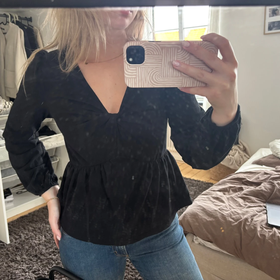 Svart v-ringad blus från Next