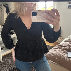 Svart v-ringad blus från Next - Svart blus från Next med v-ringning och långa ärmar🤍🤍🤍.