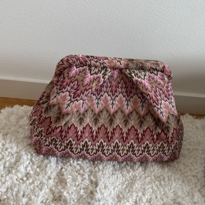 Beck söndergaard clutch - Säljer denna slutsålda clutch väskan från Beck söndetgaard💕använd 1 gång 