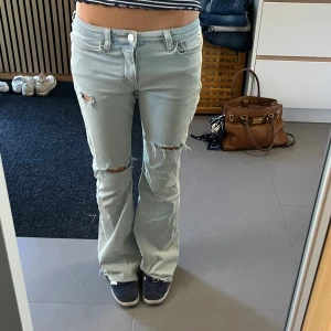 Ljusblå bootcut jeans med slitningar - Säljer dessa underbara ljusa gråblå jeansen med snygga slitningar från Weekday!! Dom är stretchiga så passar definitivt många!!😚😚 Finns fler skitsnygga jeans i min profil!!!