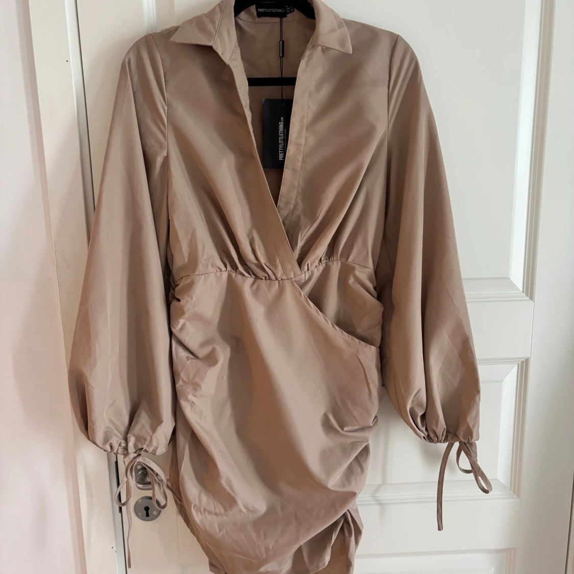 Beige klänning PrettyLittleThing