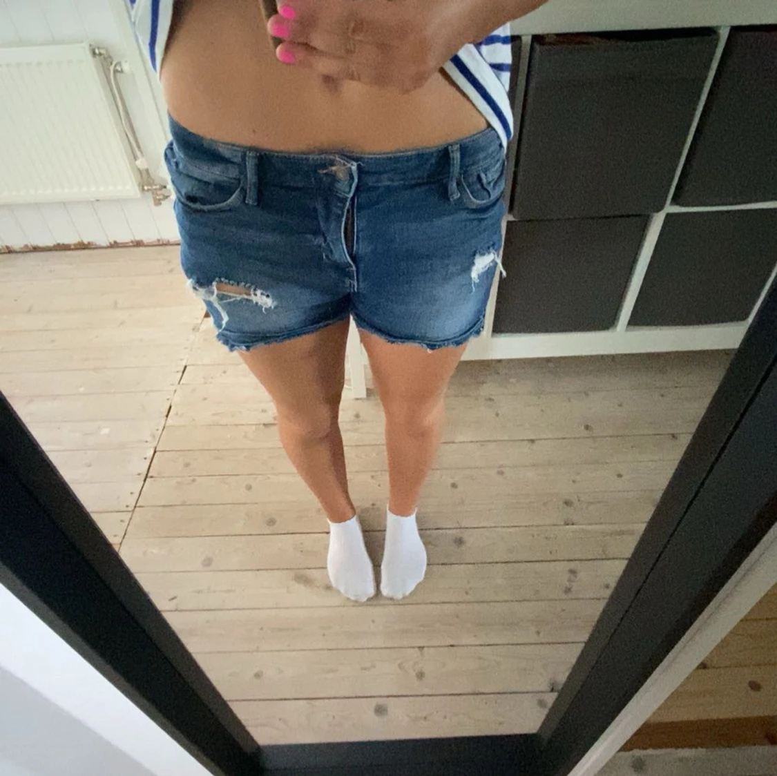 Blå slitna jeansshorts från H&M
