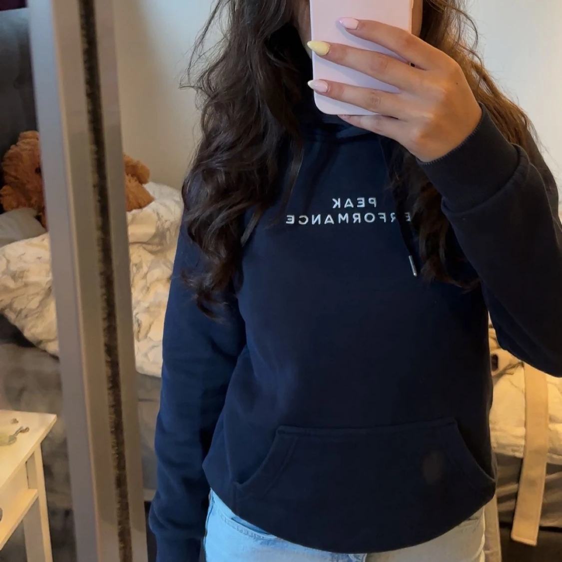 Mörkblå hoodie från Peak Performance