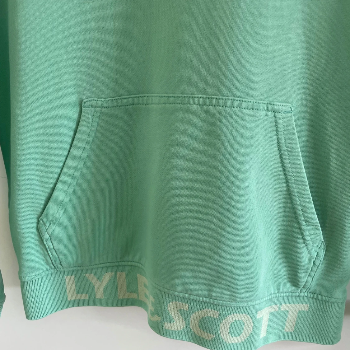 Mintgrön hoodie från Lyle & Scott - 2