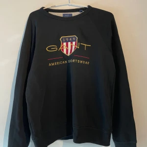 Svart GANT Sweatshirt  - Svart sweatshirt från GANT som bara vart använd väldigt få gånger. 