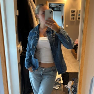 Jeansjacka - Snygg jeansjacka i mörkblå. Skulle tippa på storlek 36/38 ungefär