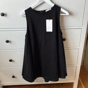 Svart zara klänning  - Slutsåld klänning från zara, svart med lite puffig kjol, strl M man passar S🖤
