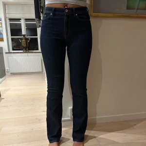 Mörkblå high waist jeans från Only - Snygga mörkblå jeans från Only med hög midja och klassisk femficksdesign. Jeansen har raka ben och sitter tight upptill men är lite lösare nertill. Tillverkade i stretchigt denim. Jag är 174 cirka! Säljer pga av att jag har så många mörka jeans och dessa är på gränsen för små!
