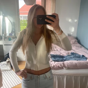 Soft goat hoodie - Stickad hoodie från soft goat. Storlek s men krympt lite i tvätten så skulle mer säga xs, ett litet hål vid ena fickan som jag sytt igen men annars fint skick💛💛
