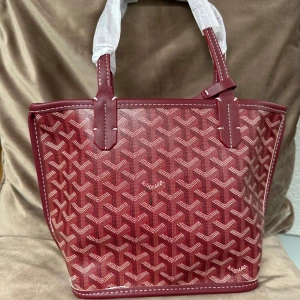 Burgundy tote bag  - Storlek s. Dustbag och plånbok medföljer, aldrig använt 