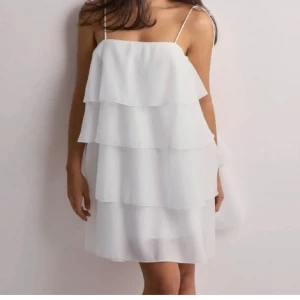 Vit volangklänning med tunna axelband - Vit volang klänning från Gina Tricot, strl 36 så skulle säga att den passar Xs/S då man kan knyta banden vit axlarna. Bra skick, nypris 700kr💕