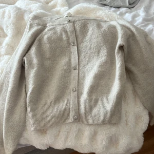 Stickad kofta - En använd stickad kofta som är fortfarande i jätte bra sick. I storlek xs från hm 