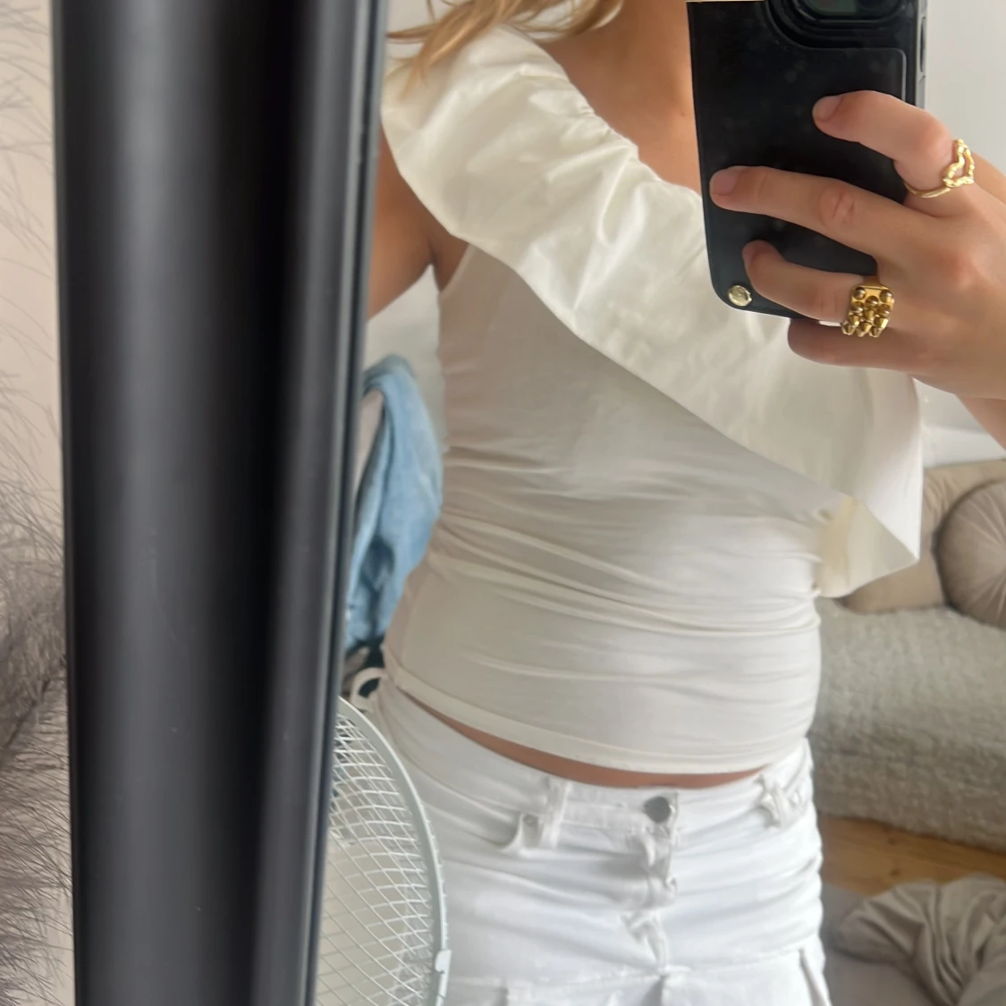 Vit oneshoulder topp med volang - 1