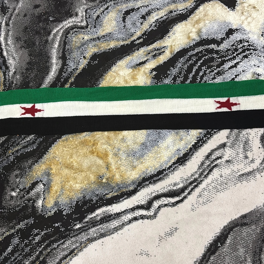 Grön-vit-svart halsduk med röda stjärnor - 2