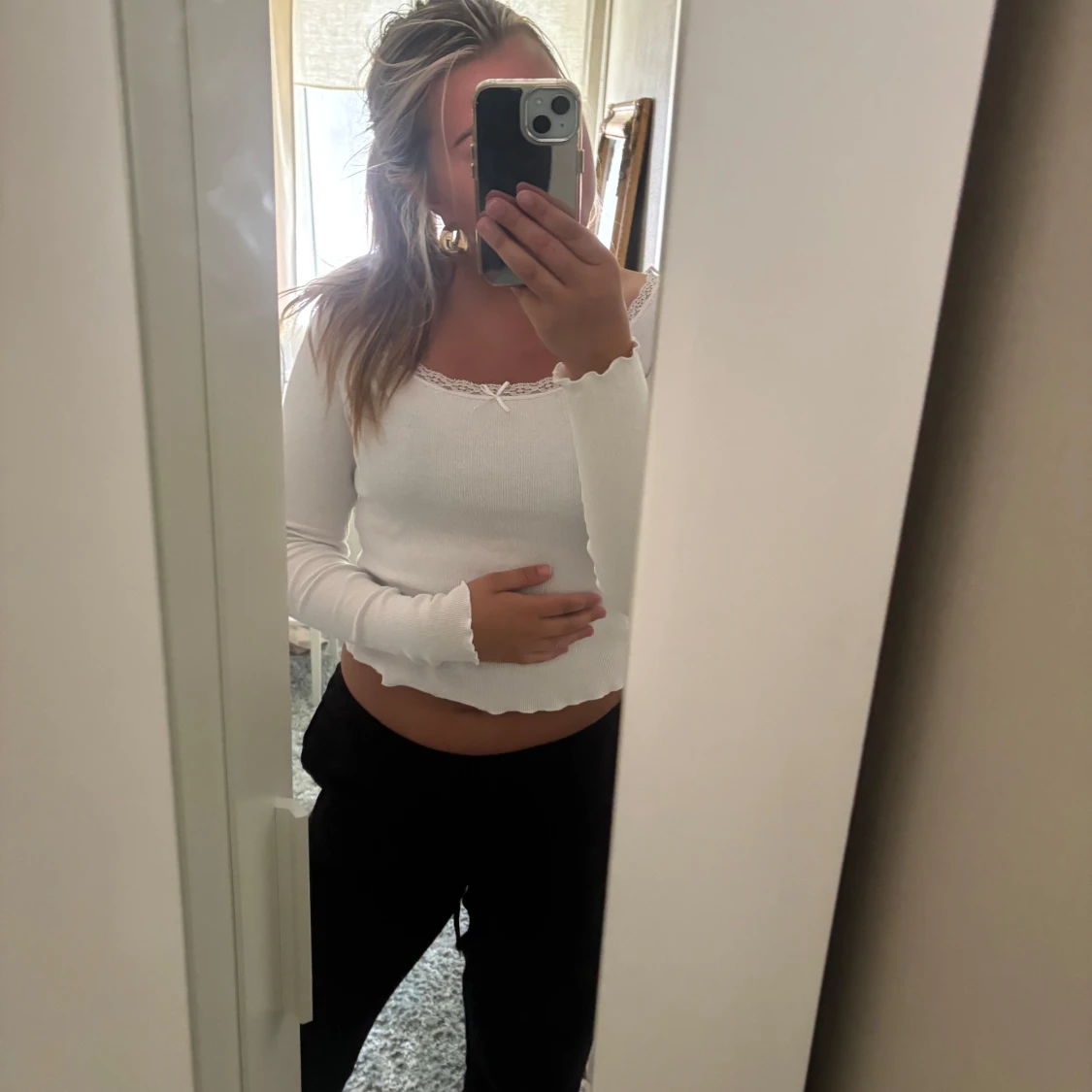 Vit ribbad långärmad topp med spets