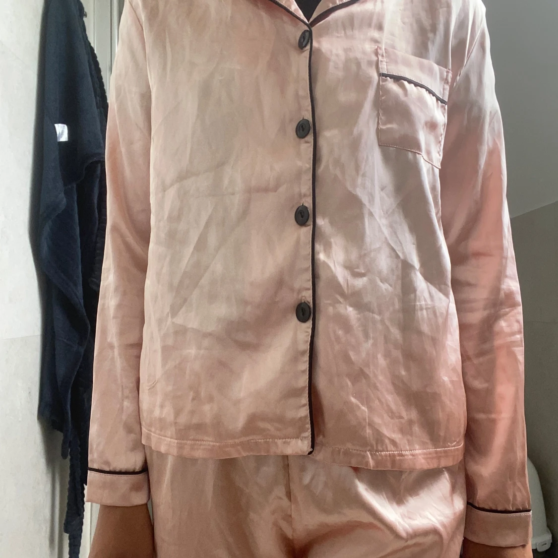 Rosa satinpyjamas från SHEIN - 1