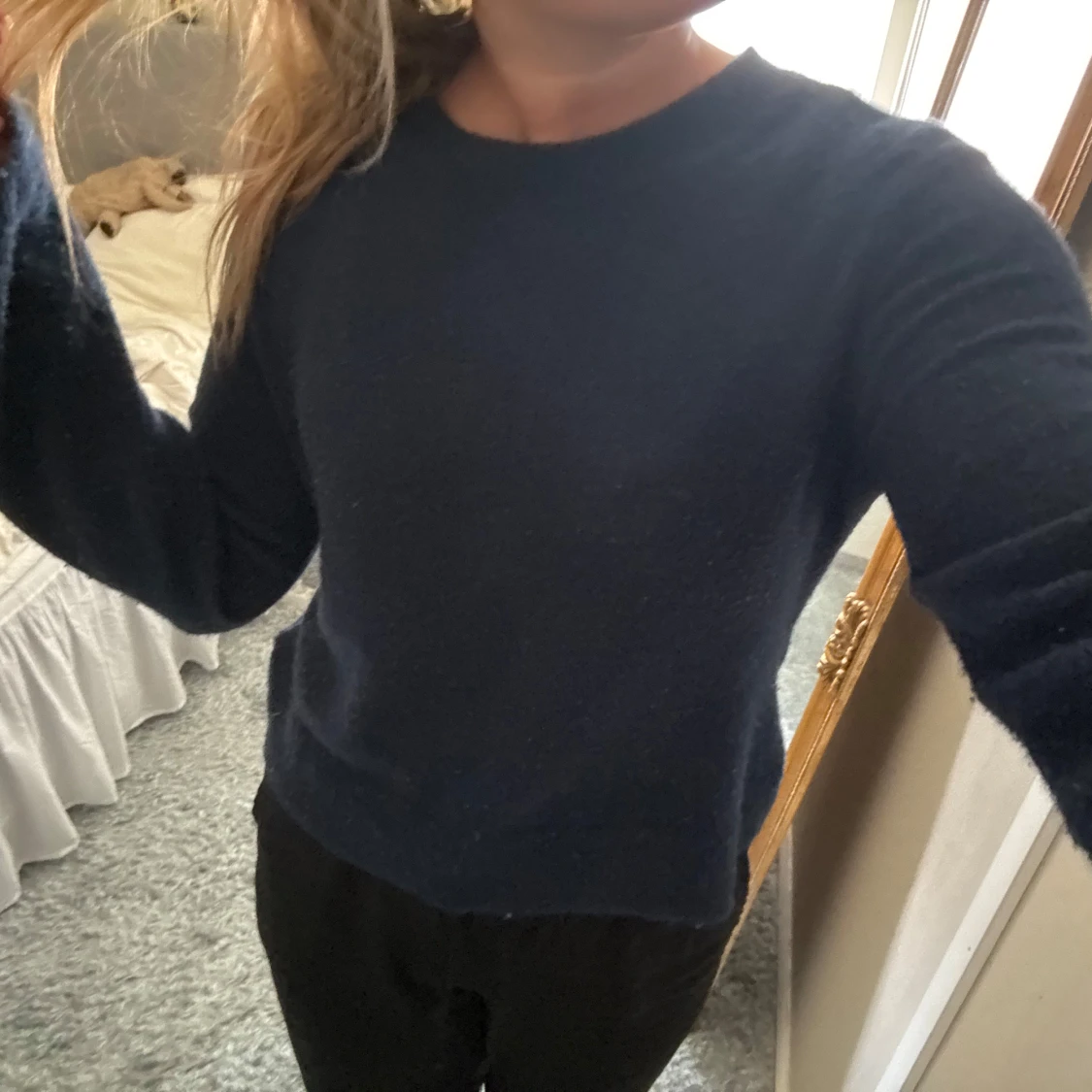 Mörkblå stickad tröja med vida ärmar - 1