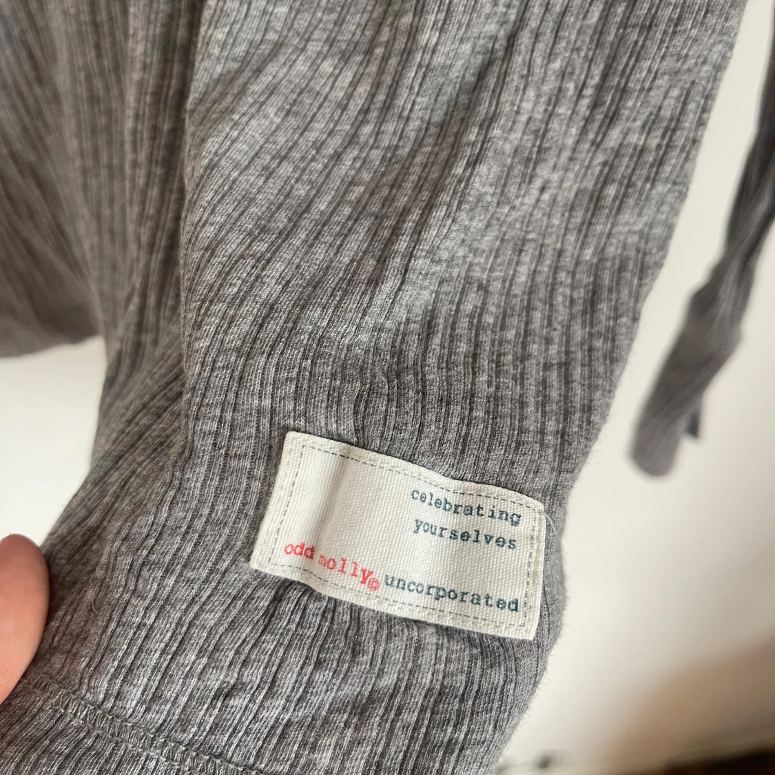 Grå ribbad tröja Odd Molly med rosett - 2