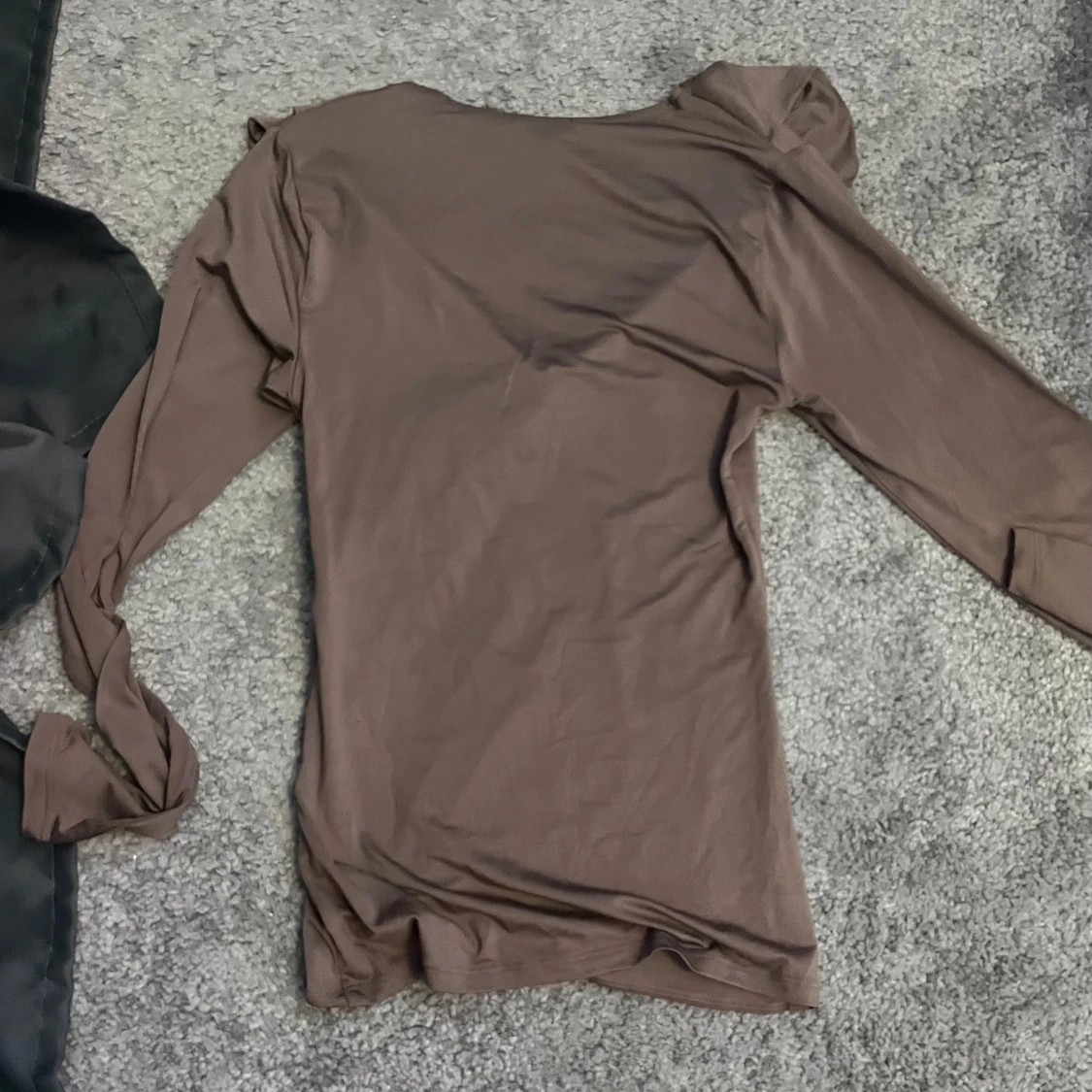 Brun långärmad topp med volang - 1