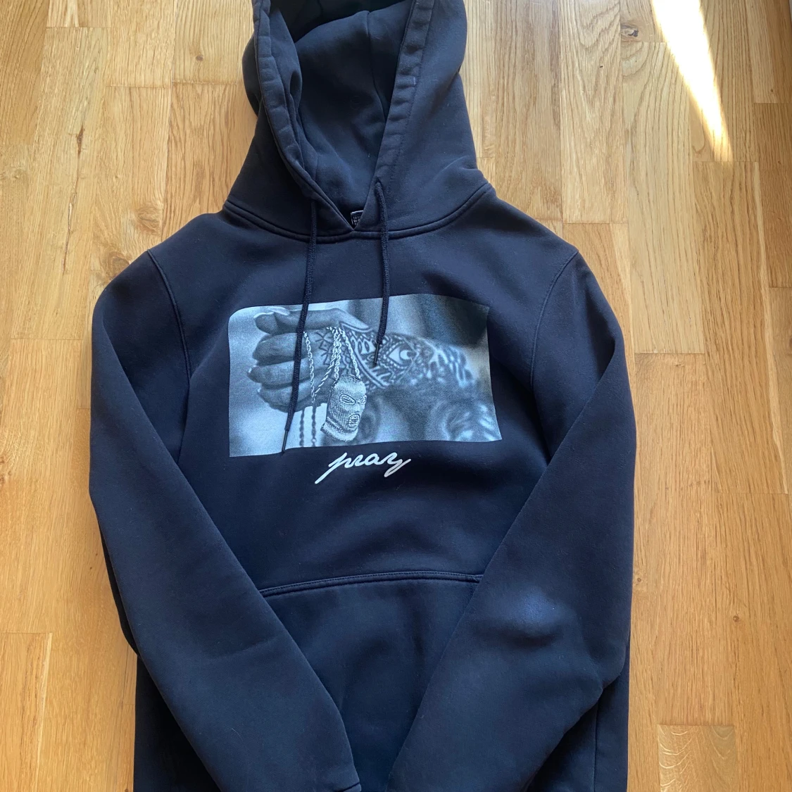 Svart hoodie Mister Tee pray print